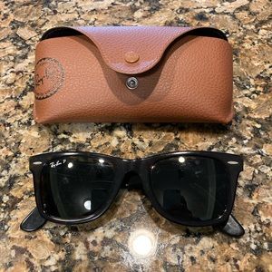 ✅ Ray Ban Wayfarer sunglasses
